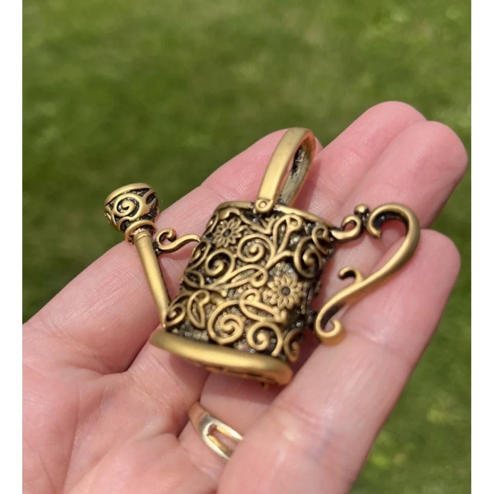 Antique-Style Gold-Tone Metal Floral Filigree Watering Can Pin Brooch Unmarked‎